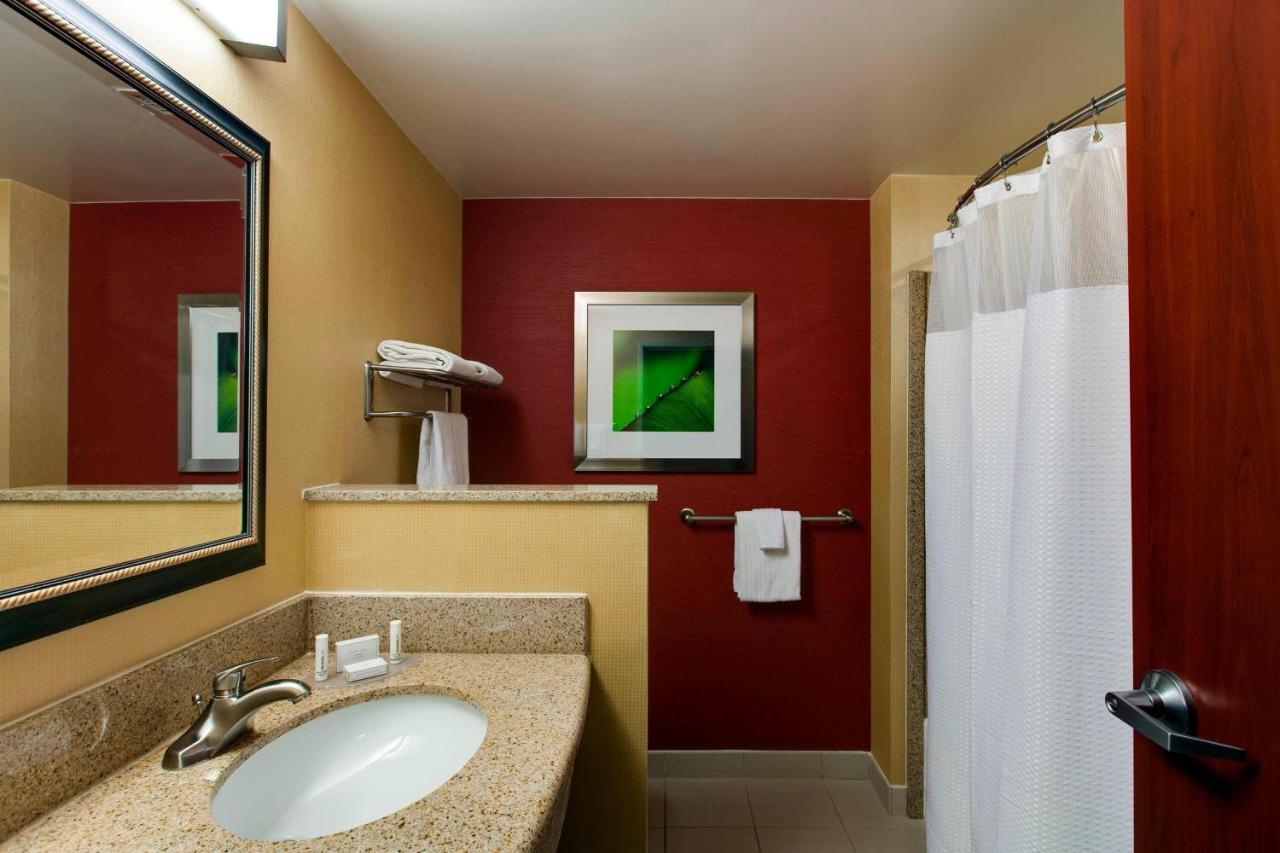 King Room at Courtyard by Marriott Chicago Schaumburg/Woodfield Mall