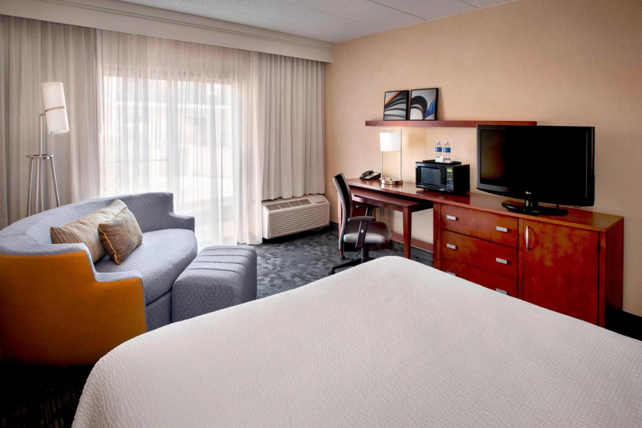 | Courtyard By Marriott Hartford Windsor Airport