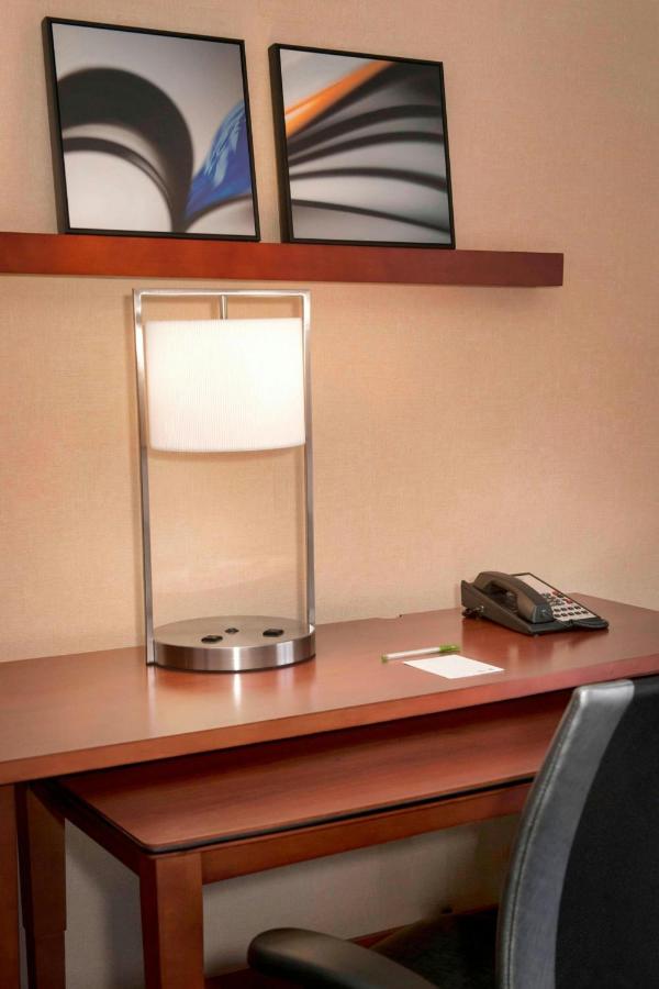| Courtyard By Marriott Hartford Windsor Airport