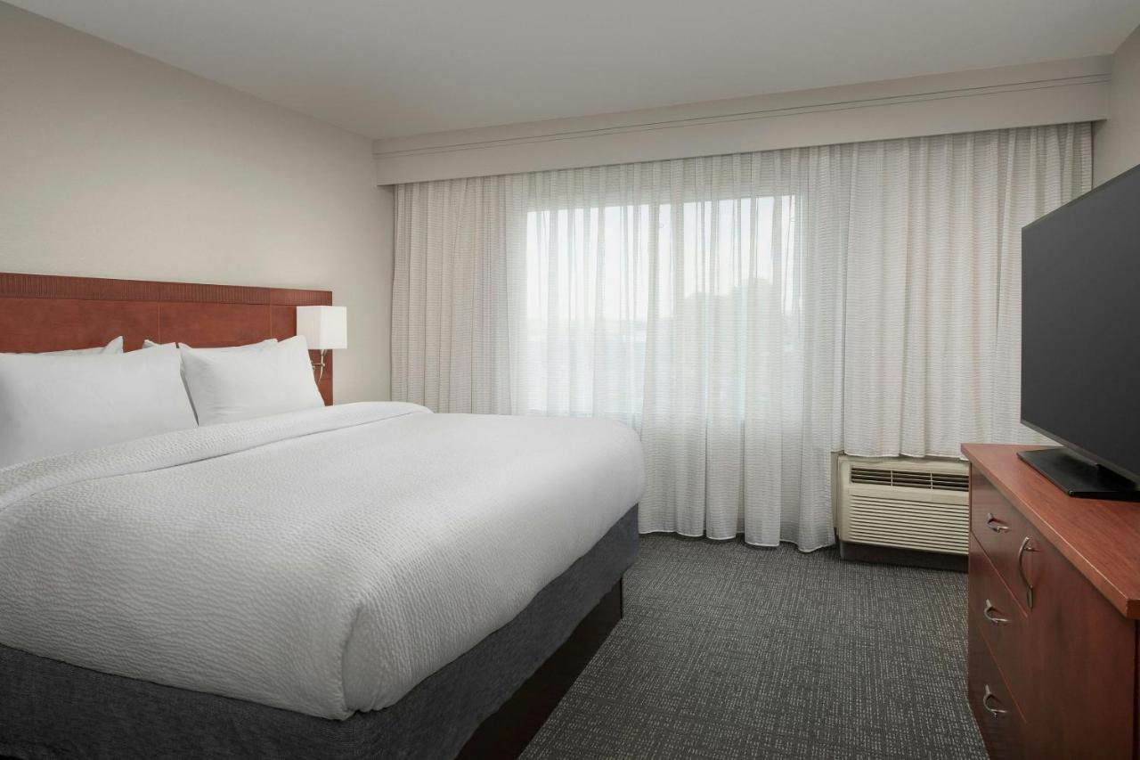King Suite with Sofa Bed at Courtyard by Marriott Chico