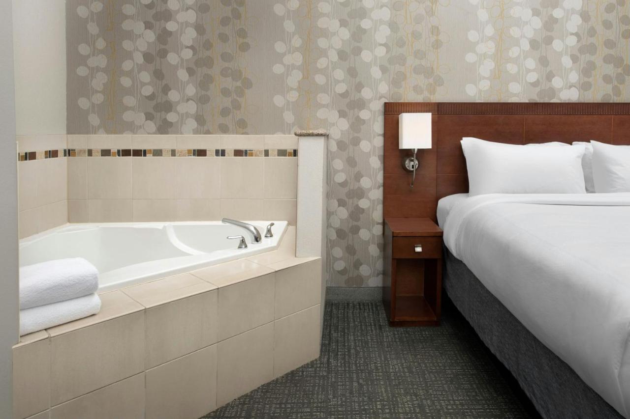 King Room with Whirlpool at Courtyard by Marriott Chico