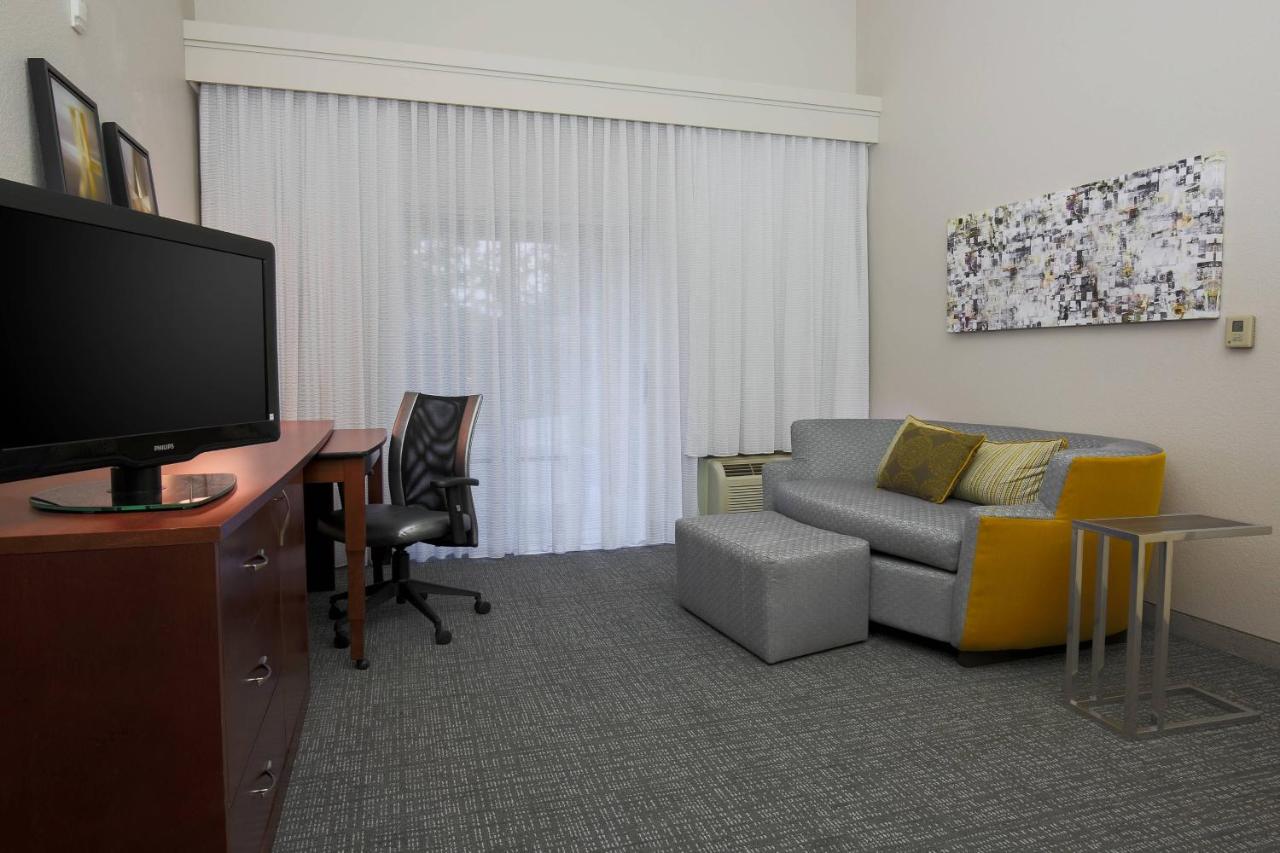 King Suite with Sofa Bed at Courtyard by Marriott Chico