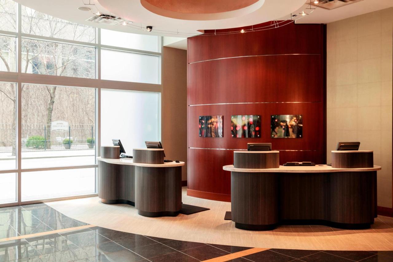 | Courtyard Chicago Downtown/Magnificent Mile
