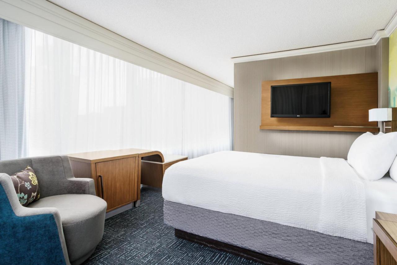 | Courtyard Chicago Downtown/Magnificent Mile