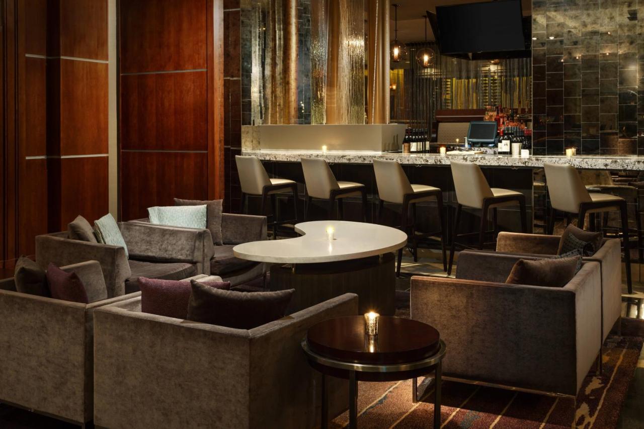 | Courtyard Chicago Downtown/Magnificent Mile