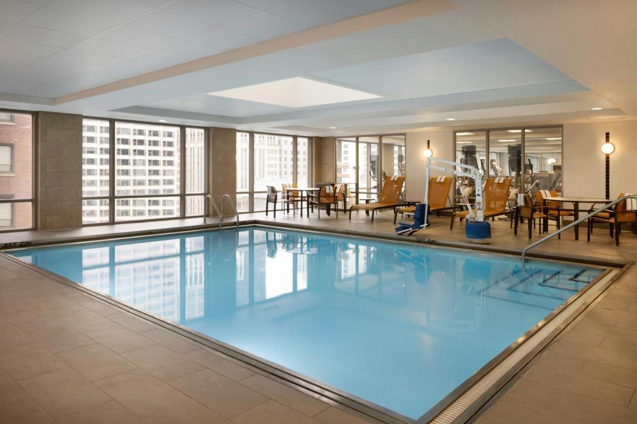 | Courtyard Chicago Downtown/Magnificent Mile