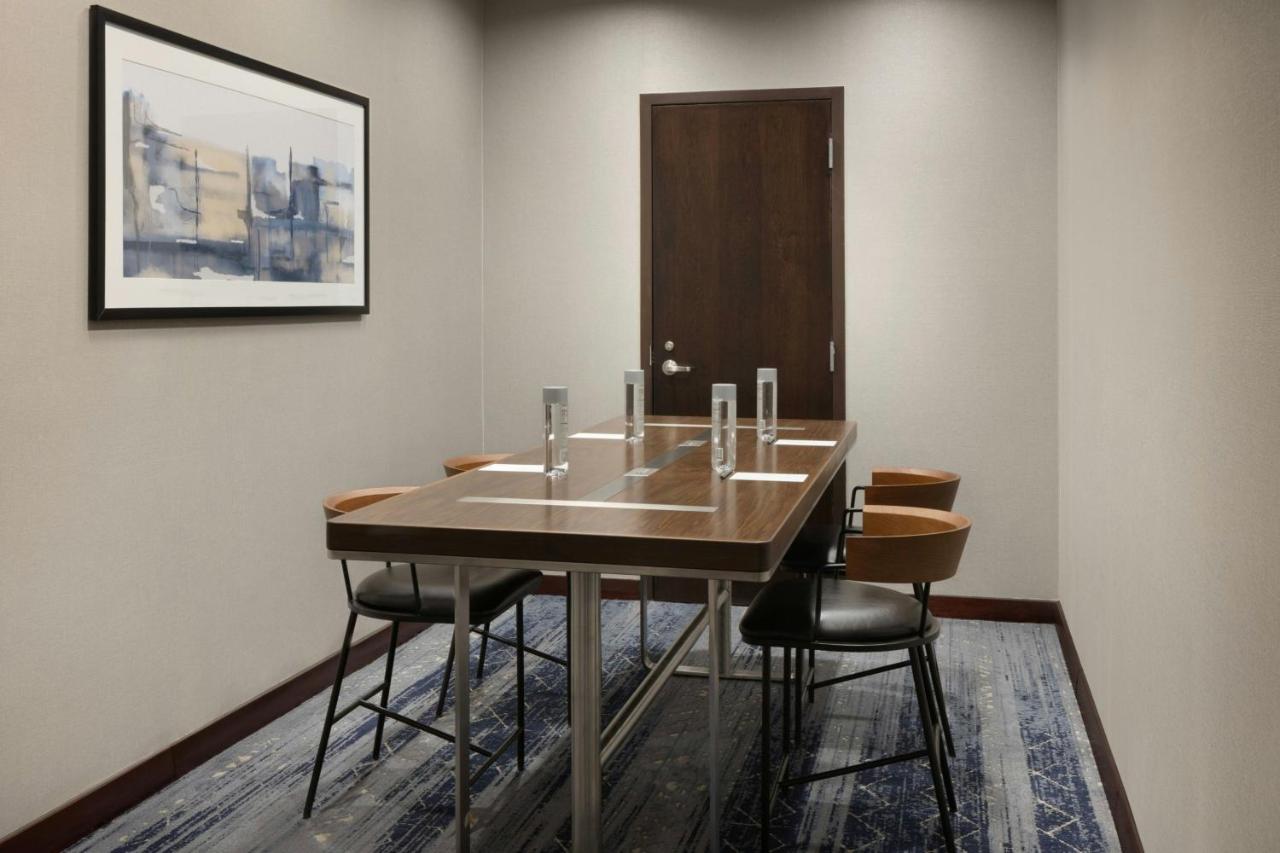 | Courtyard Chicago Downtown/Magnificent Mile