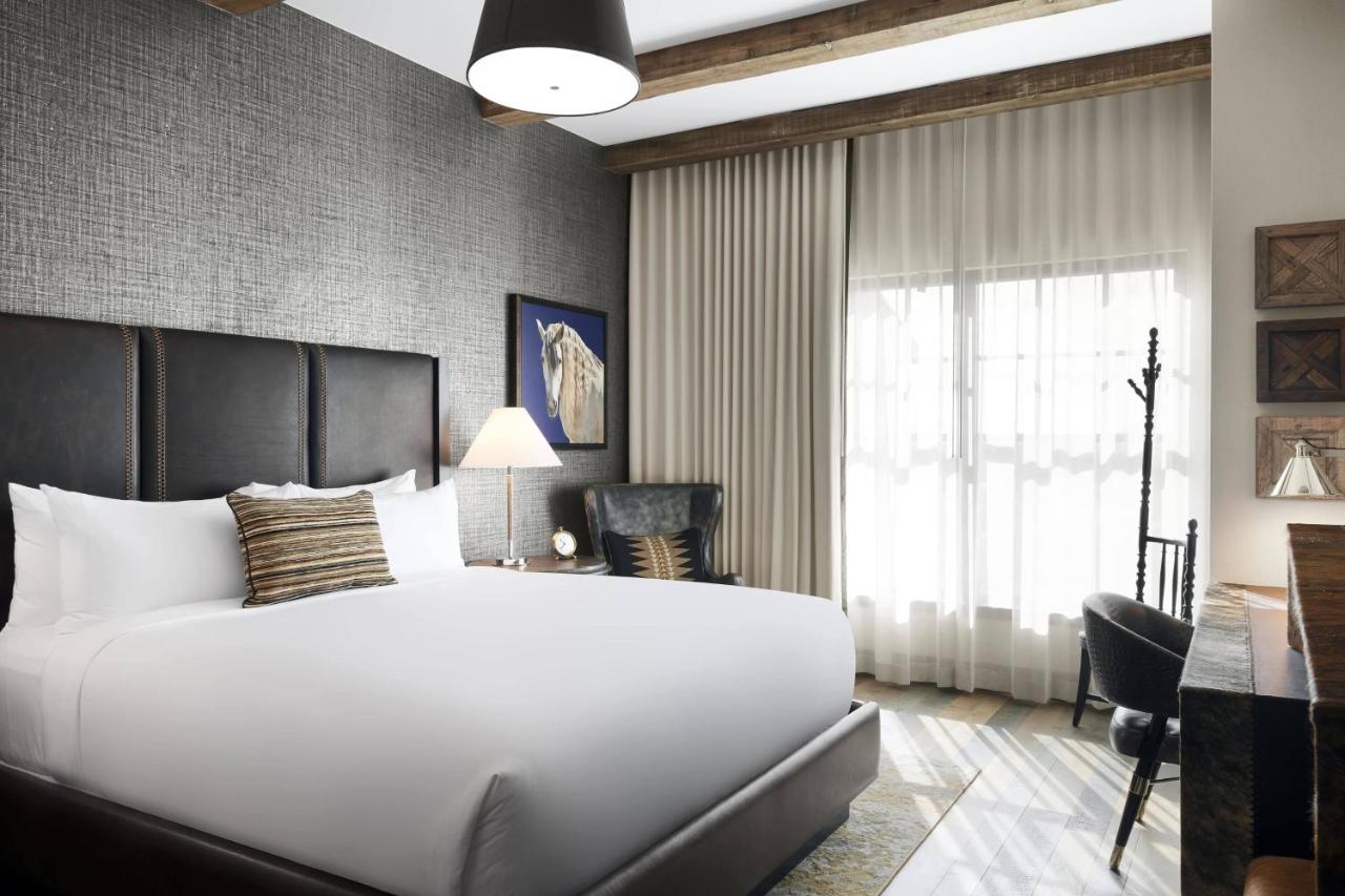 Deluxe Guest room, 1 King, with Deep Soaking Tub at Hotel Drover, Autograph Collection