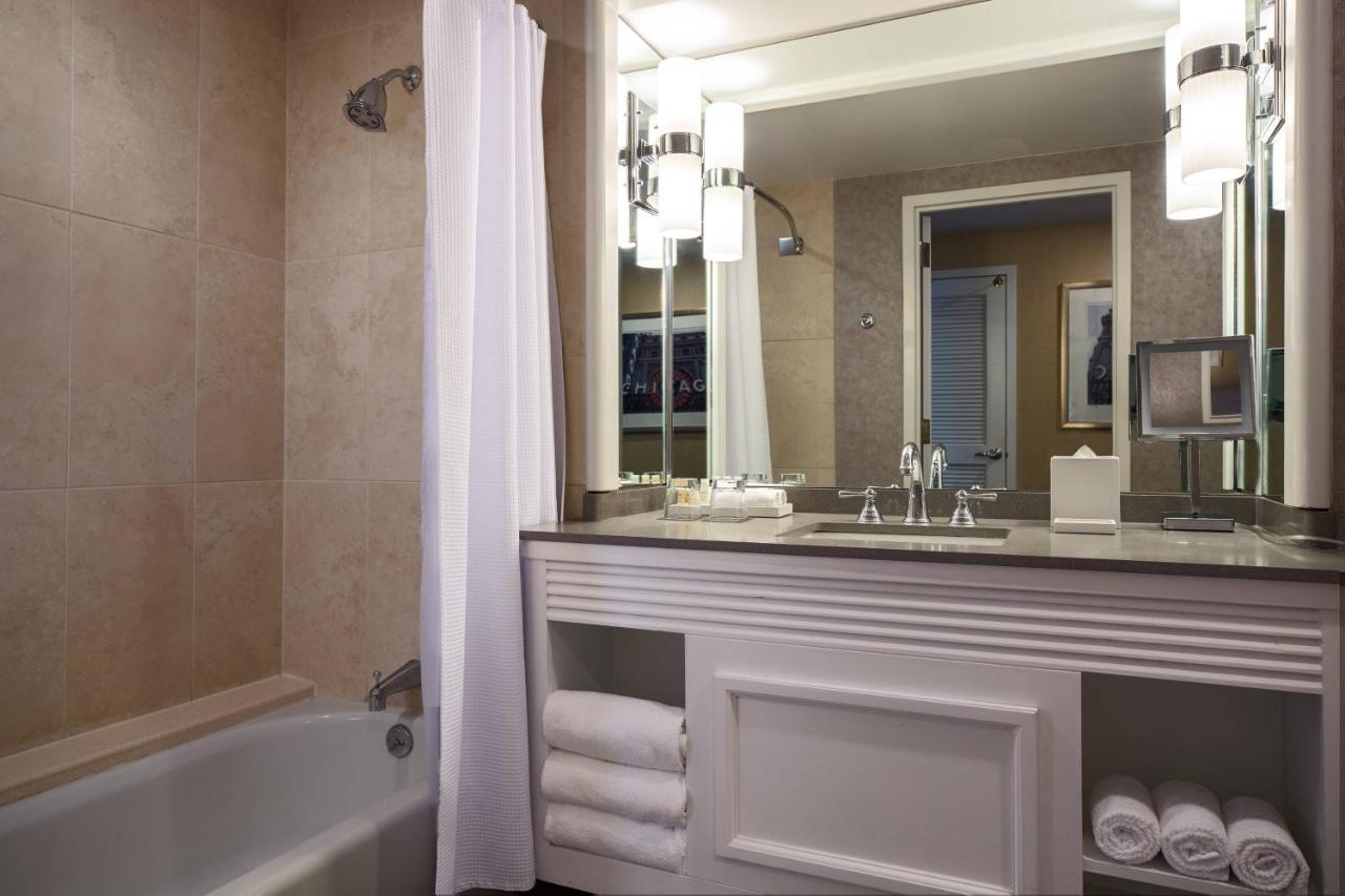 Junior Suite, 1 King, City view at Renaissance Chicago Downtown Hotel