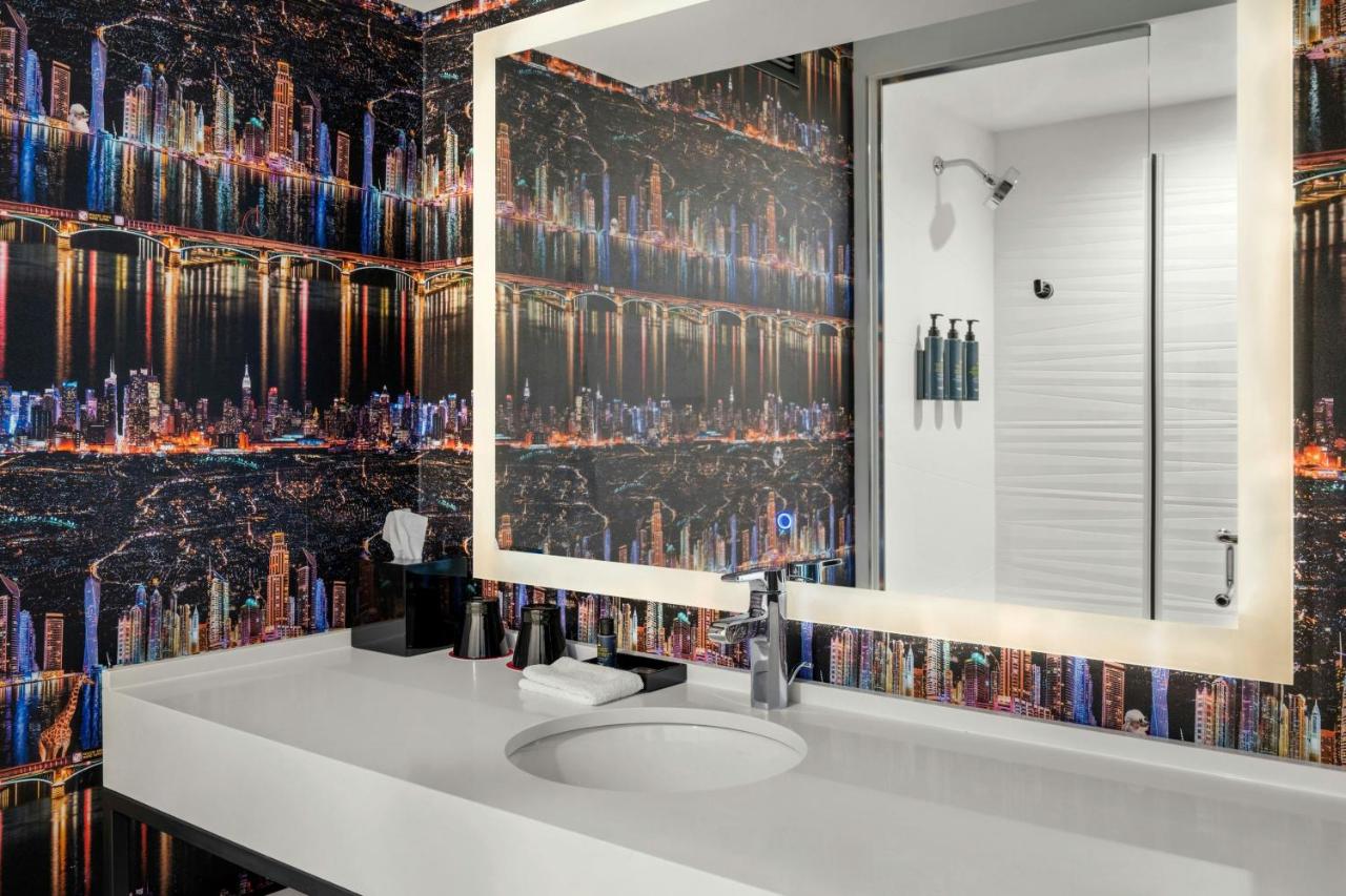 King Room with Roll-in Shower - Mobility and Hearing Accessible at Aloft by Marriott Chicago Schaumburg