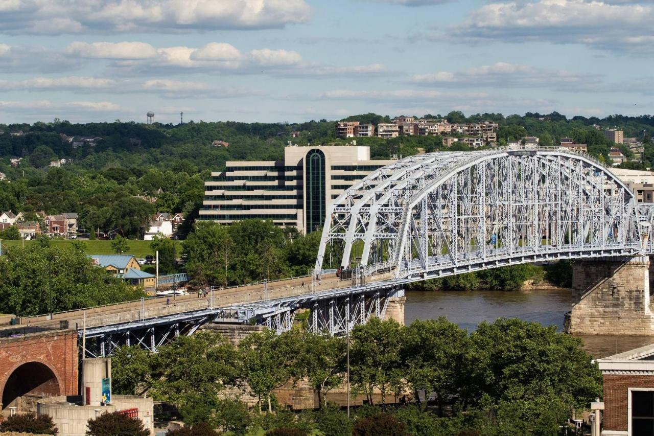 Guest room, 1 King, River view at The Lytle Park Hotel, Autograph Collection