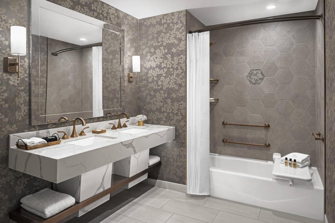 Soaker Tub Guest Room, Guest room, 1 King at The Lytle Park Hotel, Autograph Collection