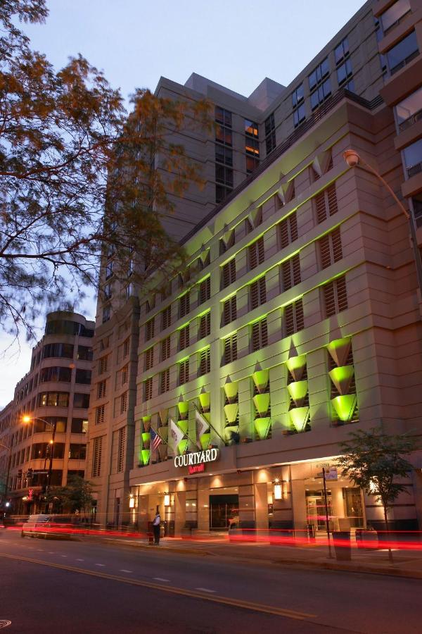| Courtyard by Marriott Chicago Downtown River North