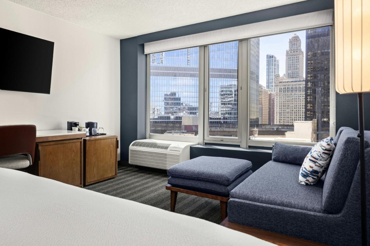 King Room with Sofa Bed at Courtyard by Marriott Chicago Downtown River North