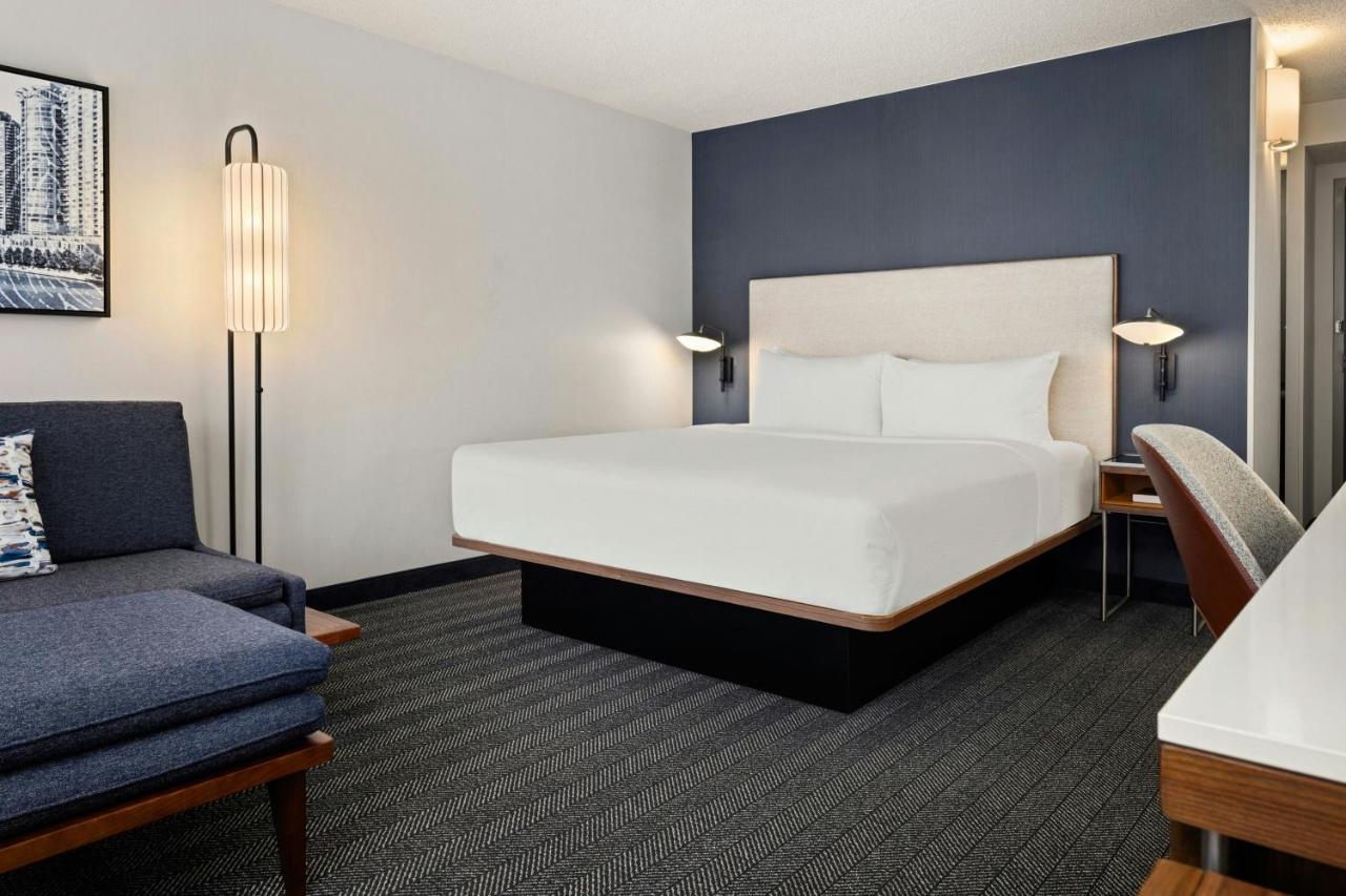 King Room with Sofa Bed at Courtyard by Marriott Chicago Downtown River North