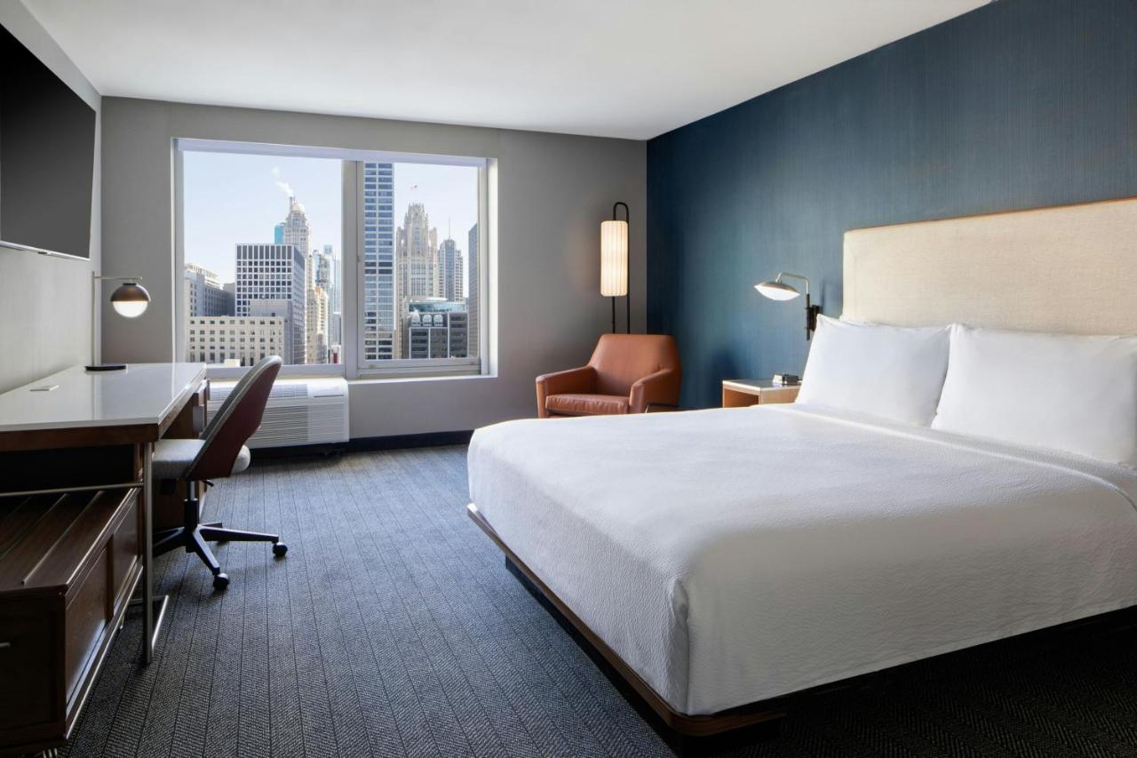 King Room with Sofa Bed at Courtyard by Marriott Chicago Downtown River North