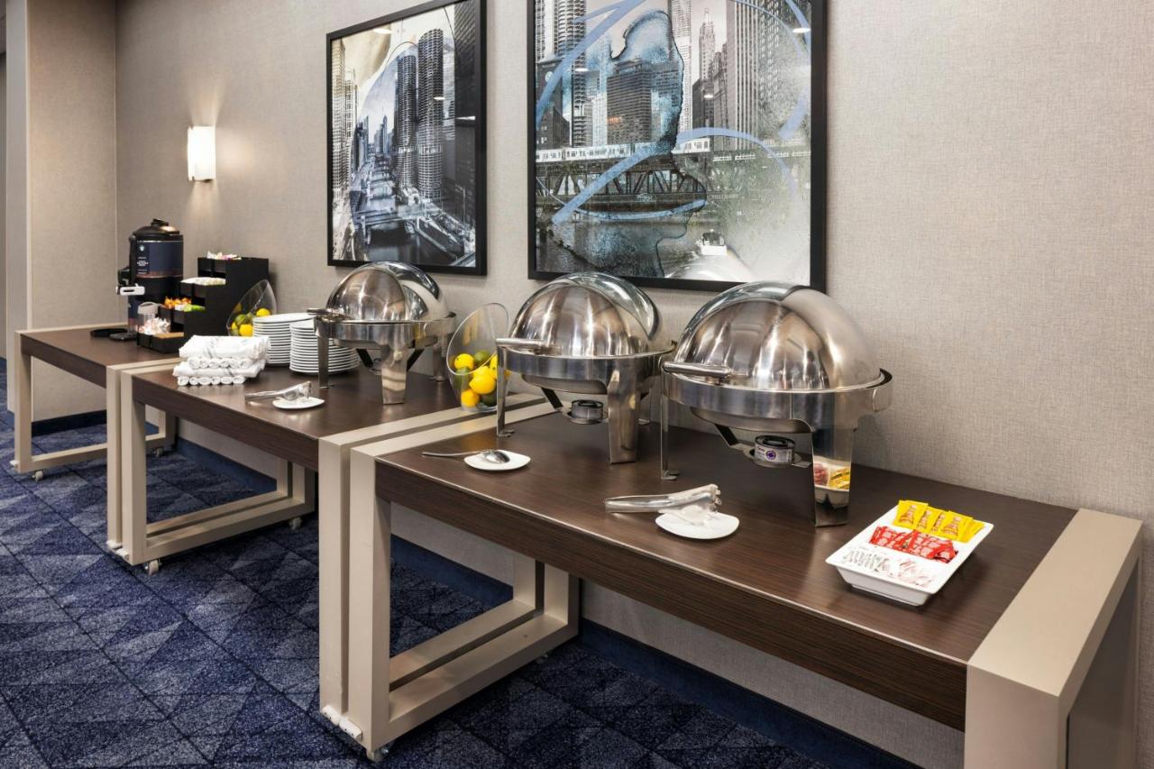 | Courtyard by Marriott Chicago Downtown River North