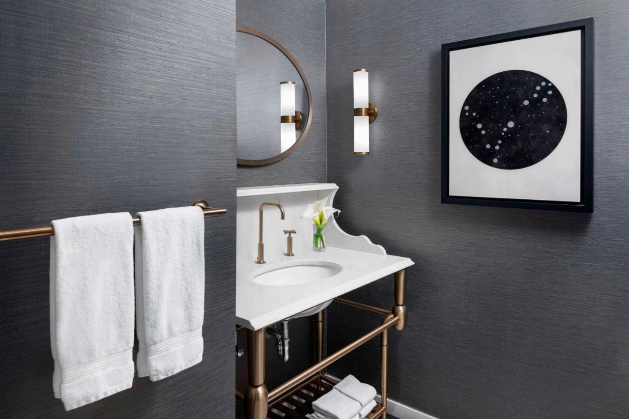 King Suite at Hotel LeVeque, Autograph Collection