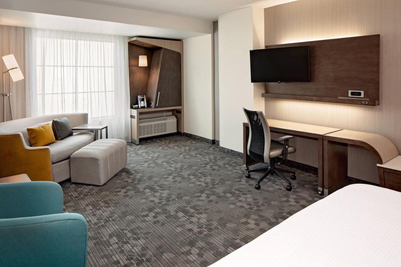 Executive King Suite at Courtyard by Marriott Dallas Downtown/Reunion District