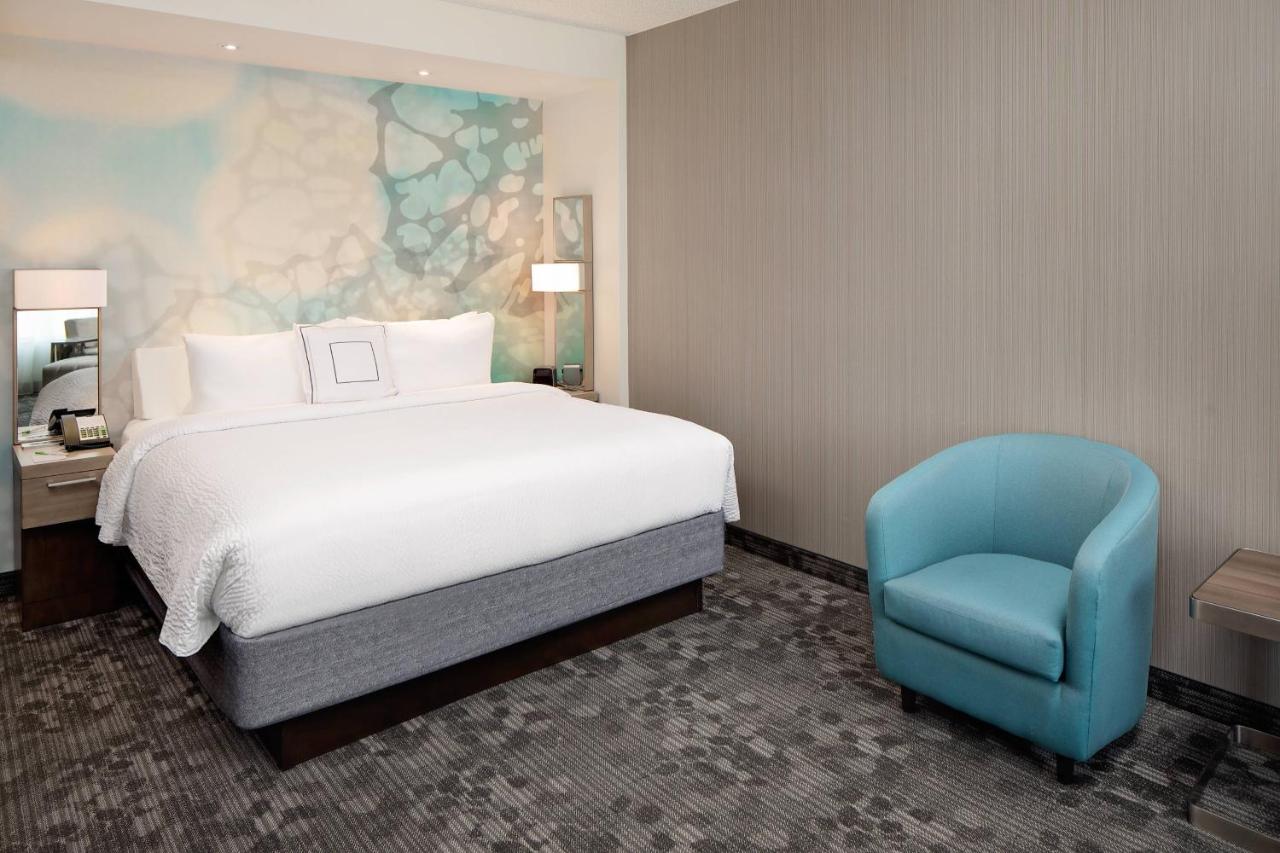 Executive King Suite at Courtyard by Marriott Dallas Downtown/Reunion District