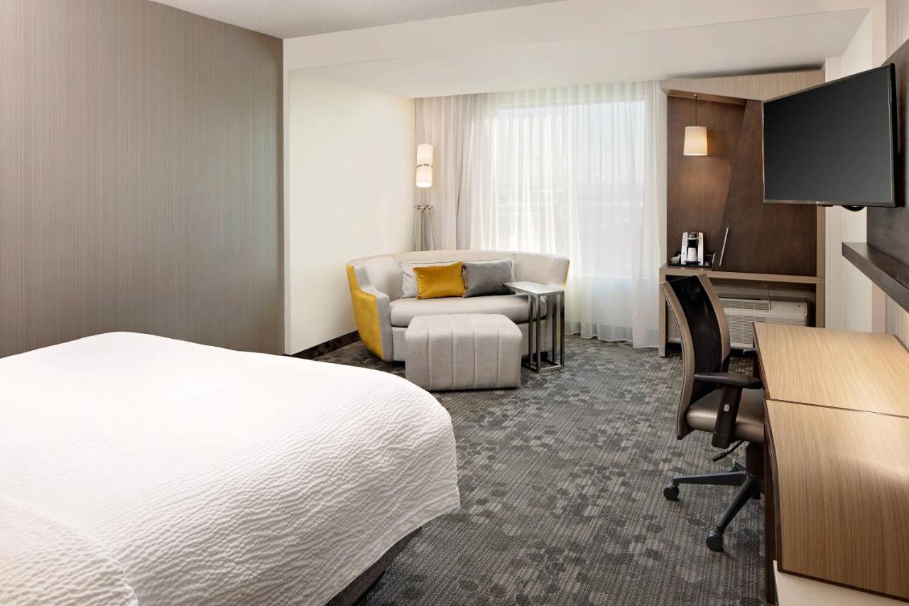 King Room at Courtyard by Marriott Dallas Downtown/Reunion District