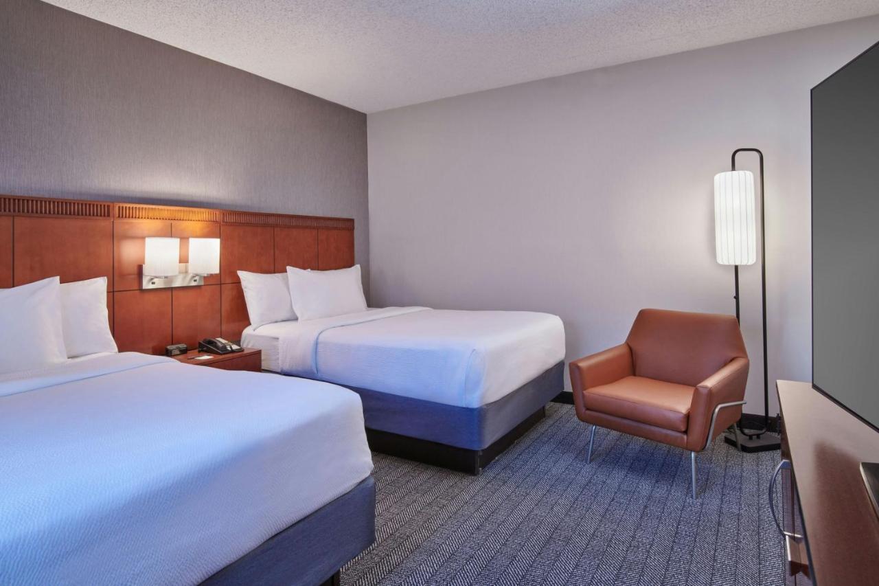 Double Suite with Courtyard View at Courtyard by Marriott Detroit Metropolitan Airport Romulus