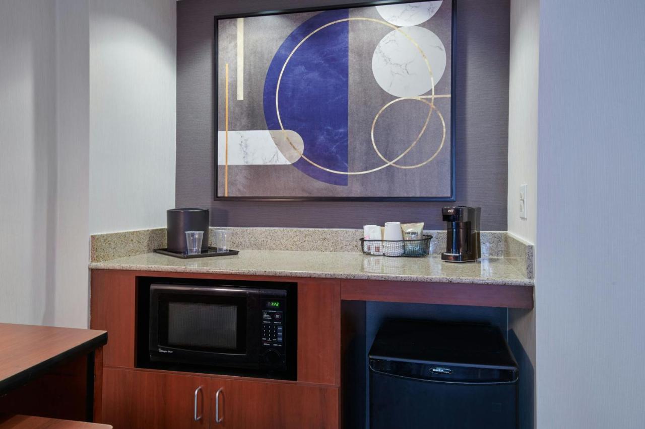 | Courtyard by Marriott Detroit Metropolitan Airport Romulus