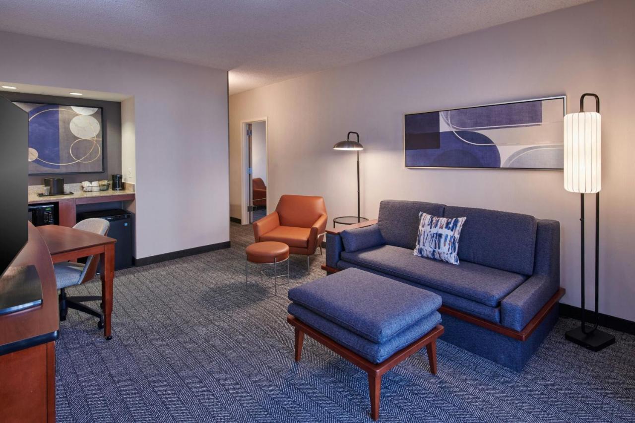 | Courtyard by Marriott Detroit Metropolitan Airport Romulus