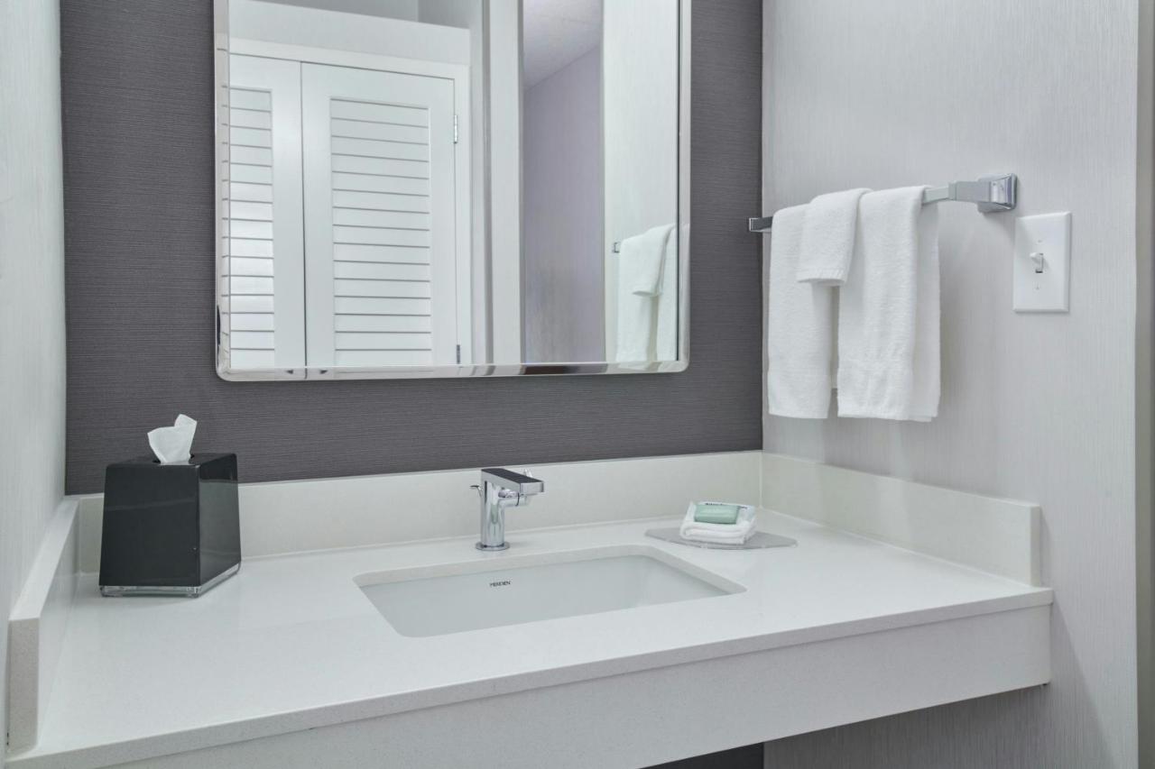 | Courtyard by Marriott Detroit Metropolitan Airport Romulus