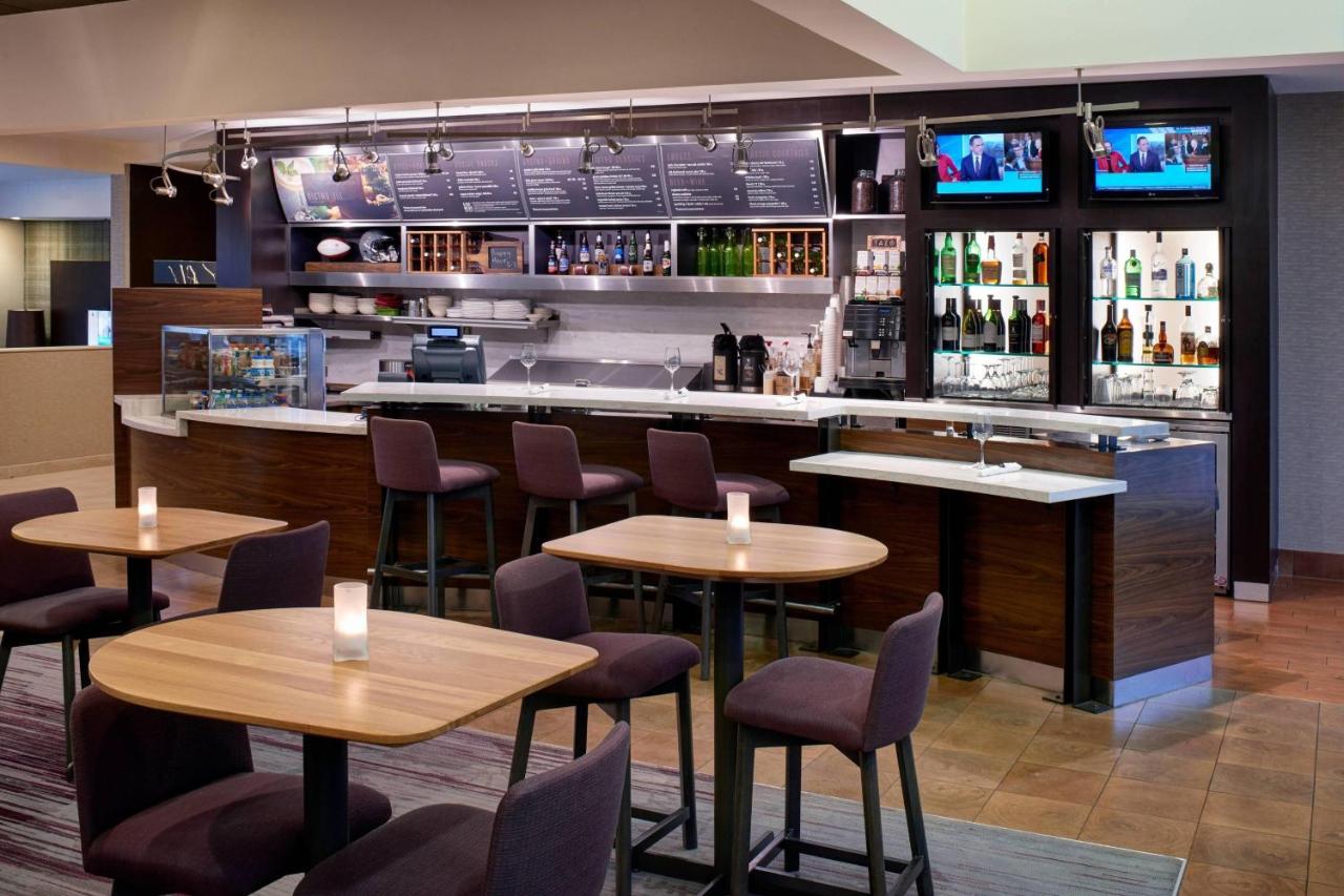 | Courtyard by Marriott Detroit Metropolitan Airport Romulus