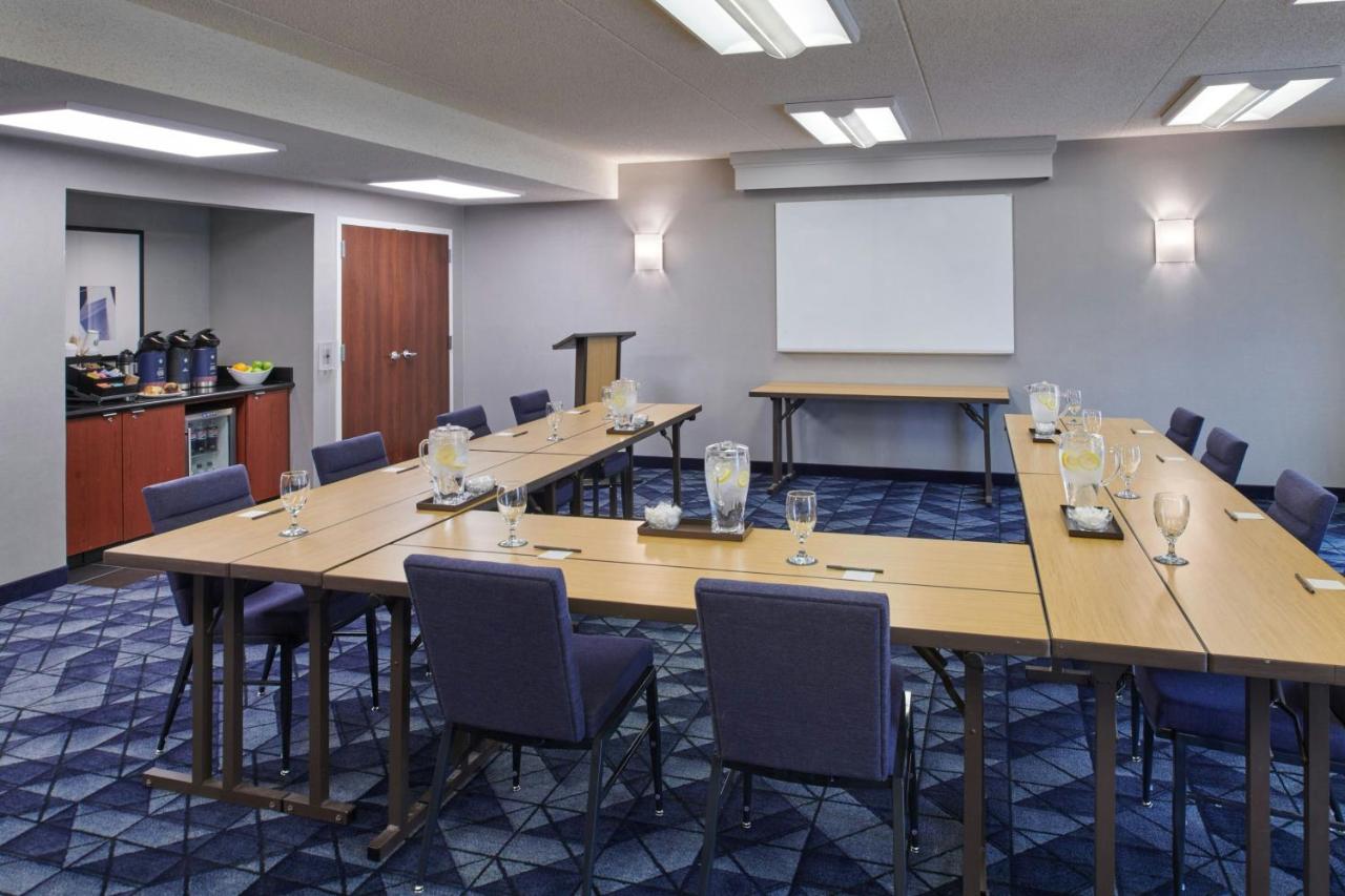 | Courtyard by Marriott Detroit Metropolitan Airport Romulus