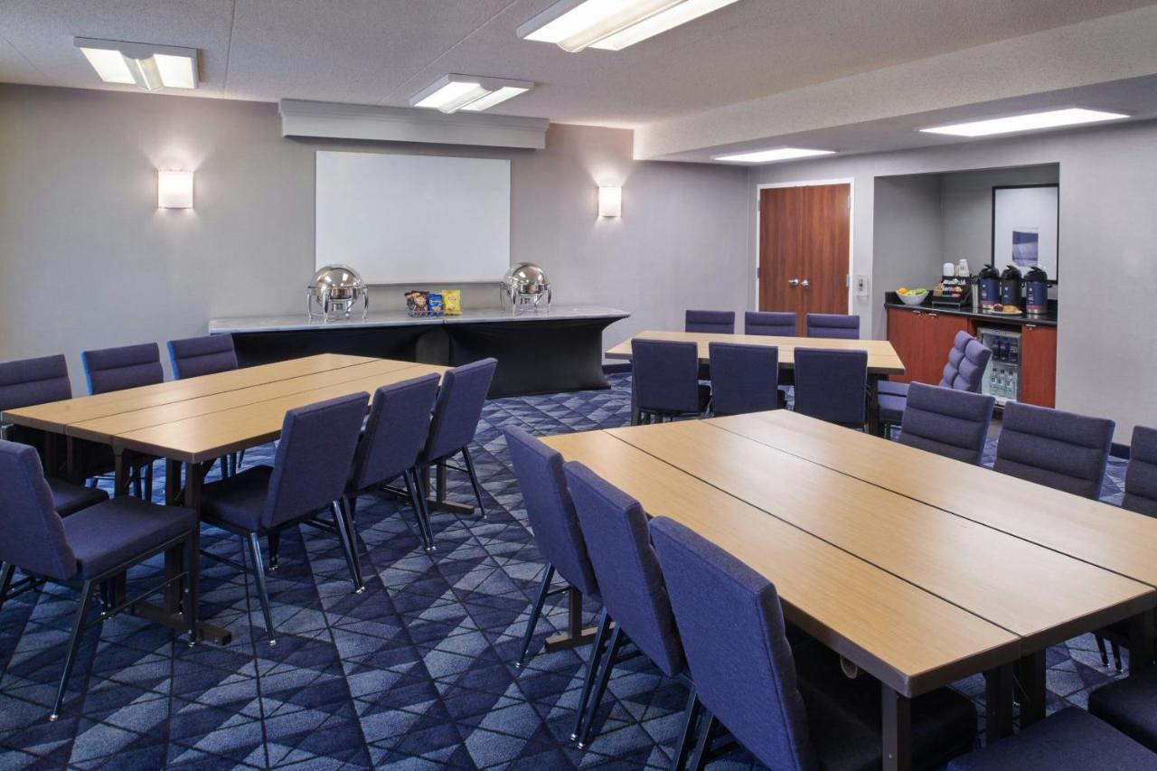 | Courtyard by Marriott Detroit Metropolitan Airport Romulus