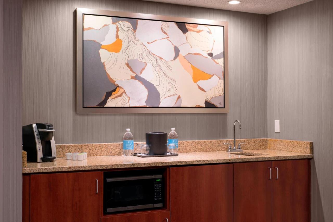 One-Bedroom King Suite with Sofa Bed at Courtyard by Marriott Denver Airport