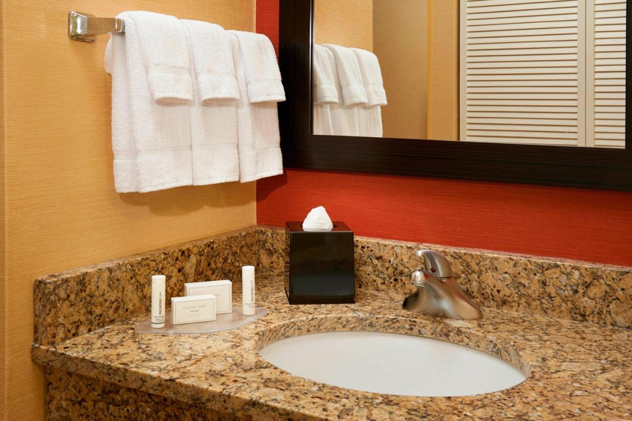 | Courtyard Detroit Utica