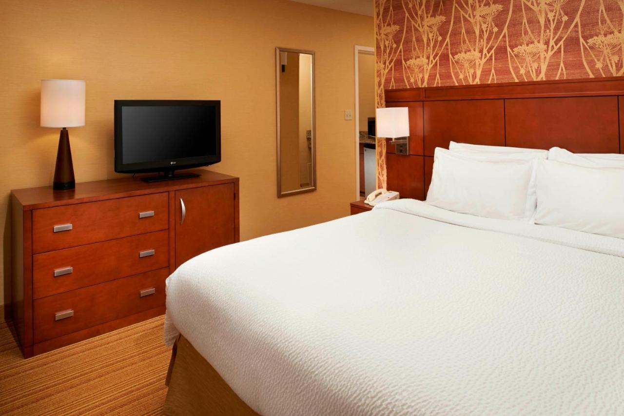 | Courtyard Detroit Utica