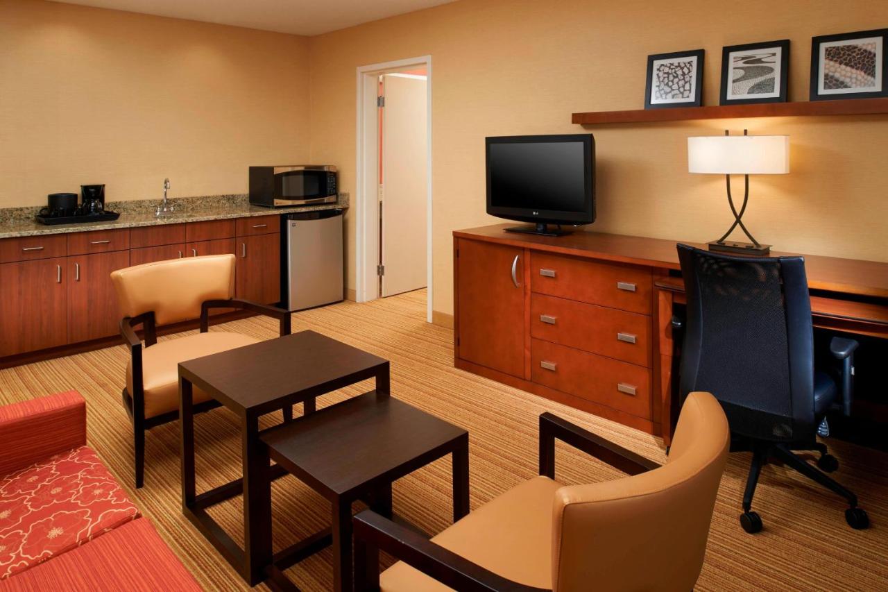 | Courtyard Detroit Utica
