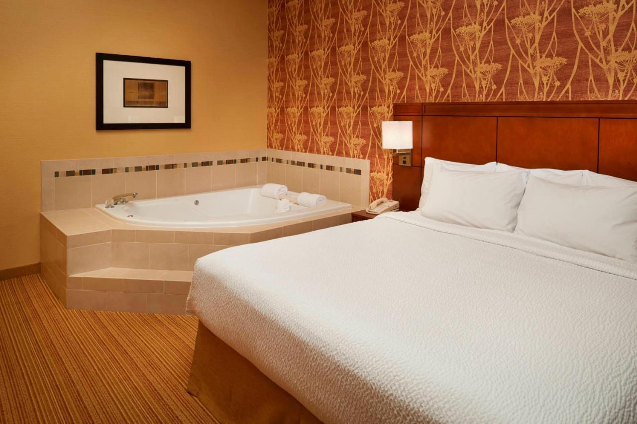 | Courtyard Detroit Utica