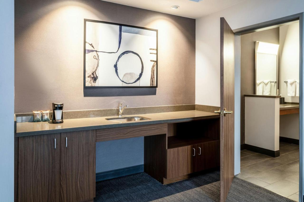 1 Bedroom 2 room Suite, 1 King, Sofa bed at Courtyard by Marriott Denver Golden/Red Rocks