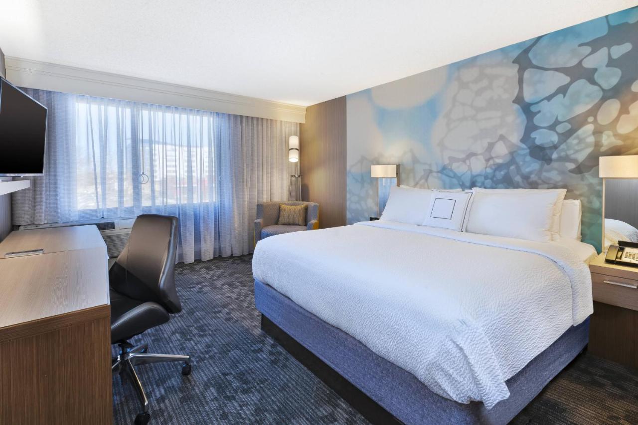 King Room with Sofa Bed and Adapted Tub - Mobility and Hearing Accessible at Courtyard by Marriott Secaucus Meadowlands