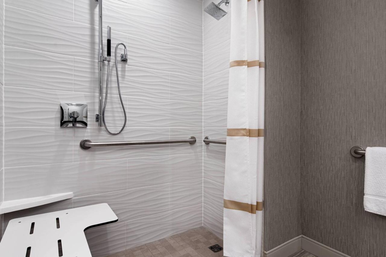 M Club lounge access, Guest room, 1 King at Marriott Phoenix Chandler