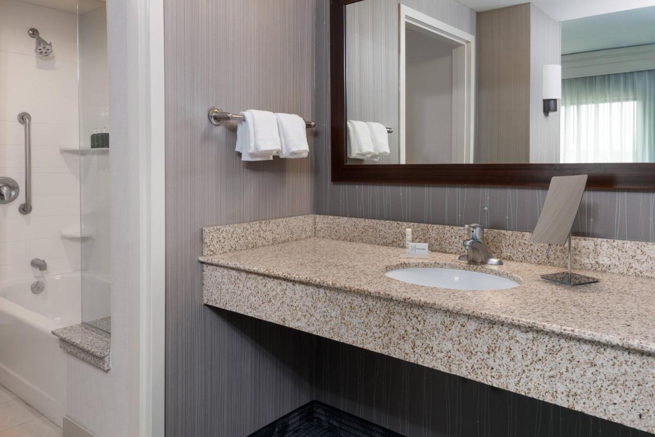 | Courtyard by Marriott Buffalo Airport