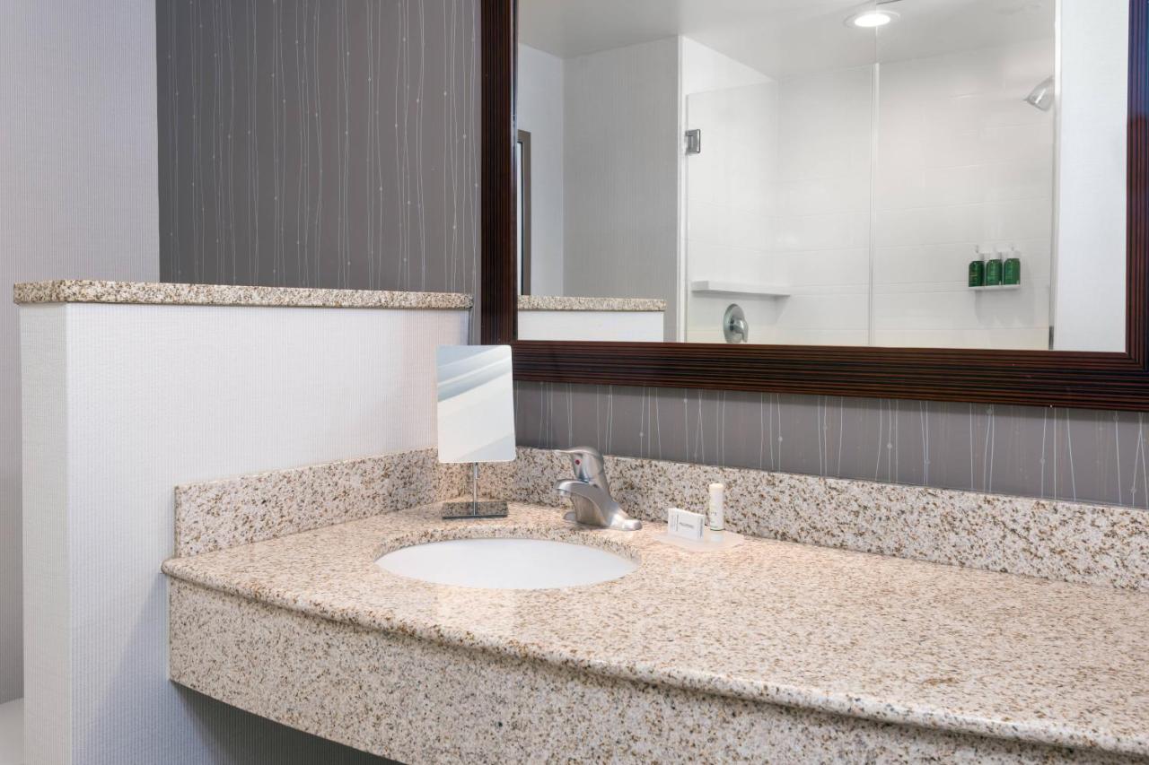 | Courtyard by Marriott Buffalo Airport