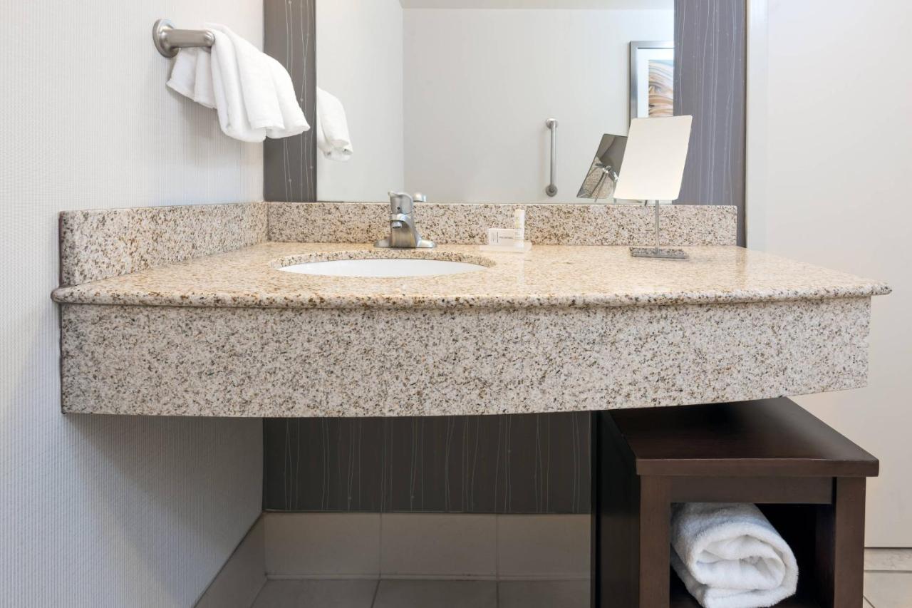 | Courtyard by Marriott Buffalo Airport