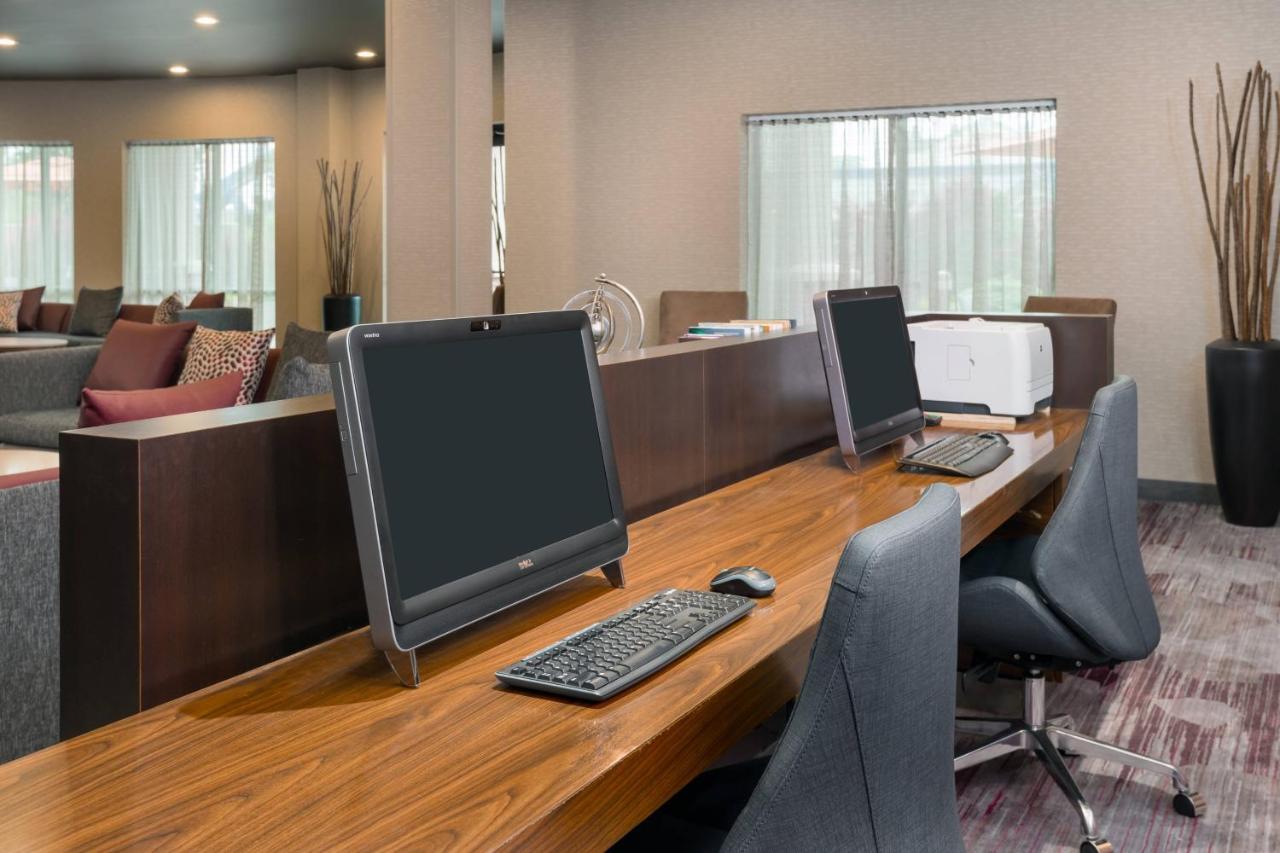 | Courtyard by Marriott Buffalo Airport