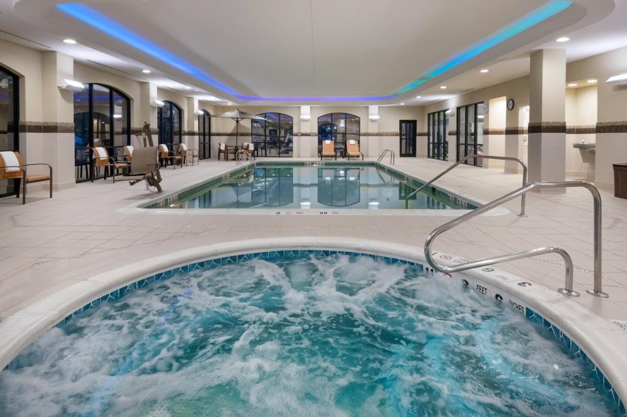 | Courtyard by Marriott Buffalo Airport