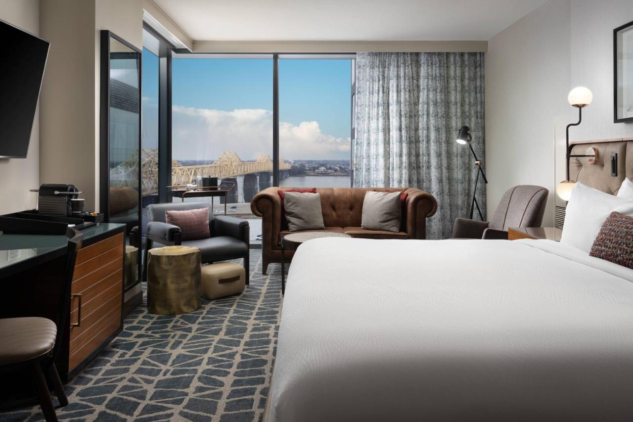 Guest room, 1 King, River view, Corner room at Hotel Distil, Autograph Collection
