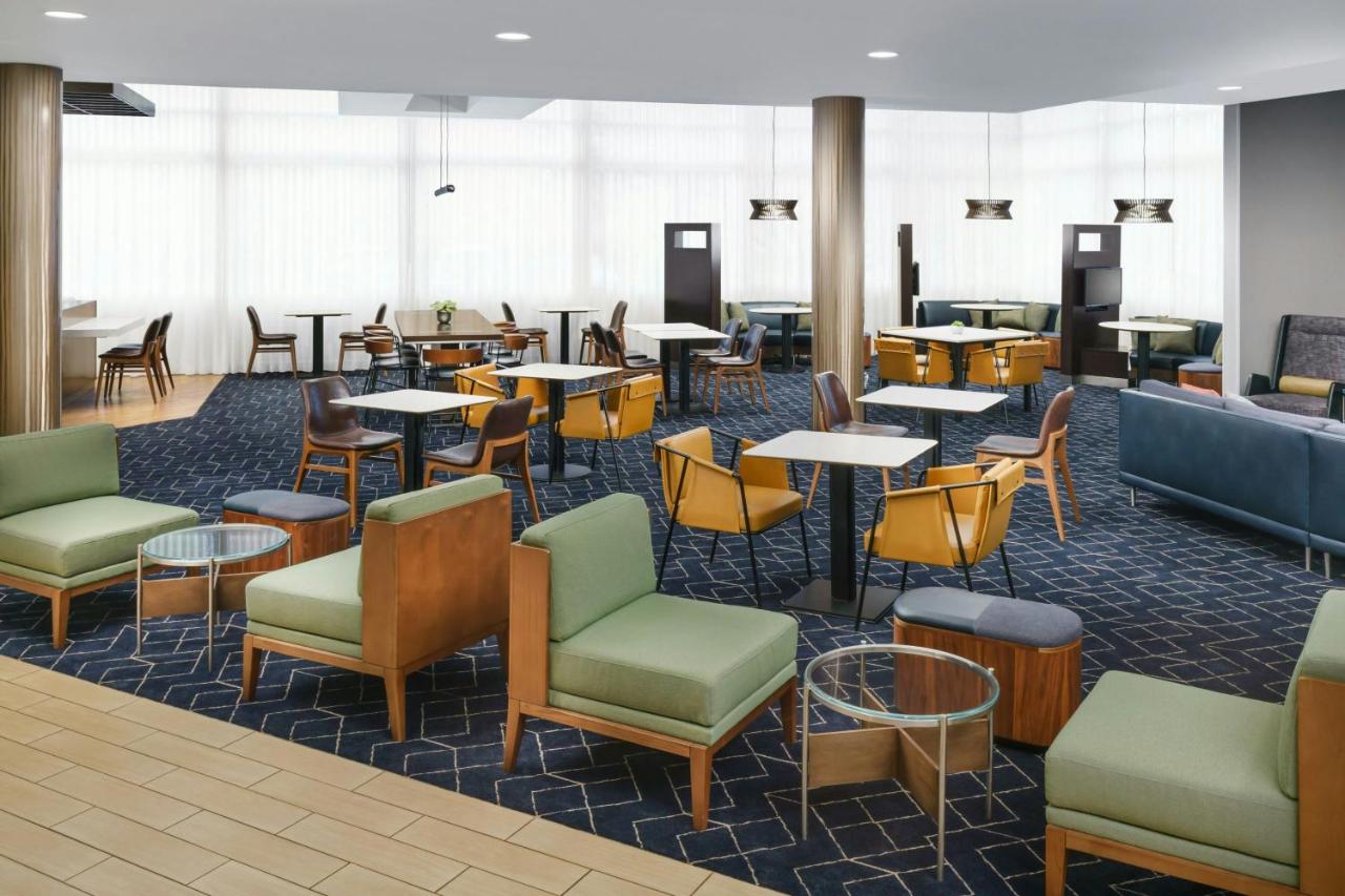 | Courtyard by Marriott Los Angeles Woodland Hills