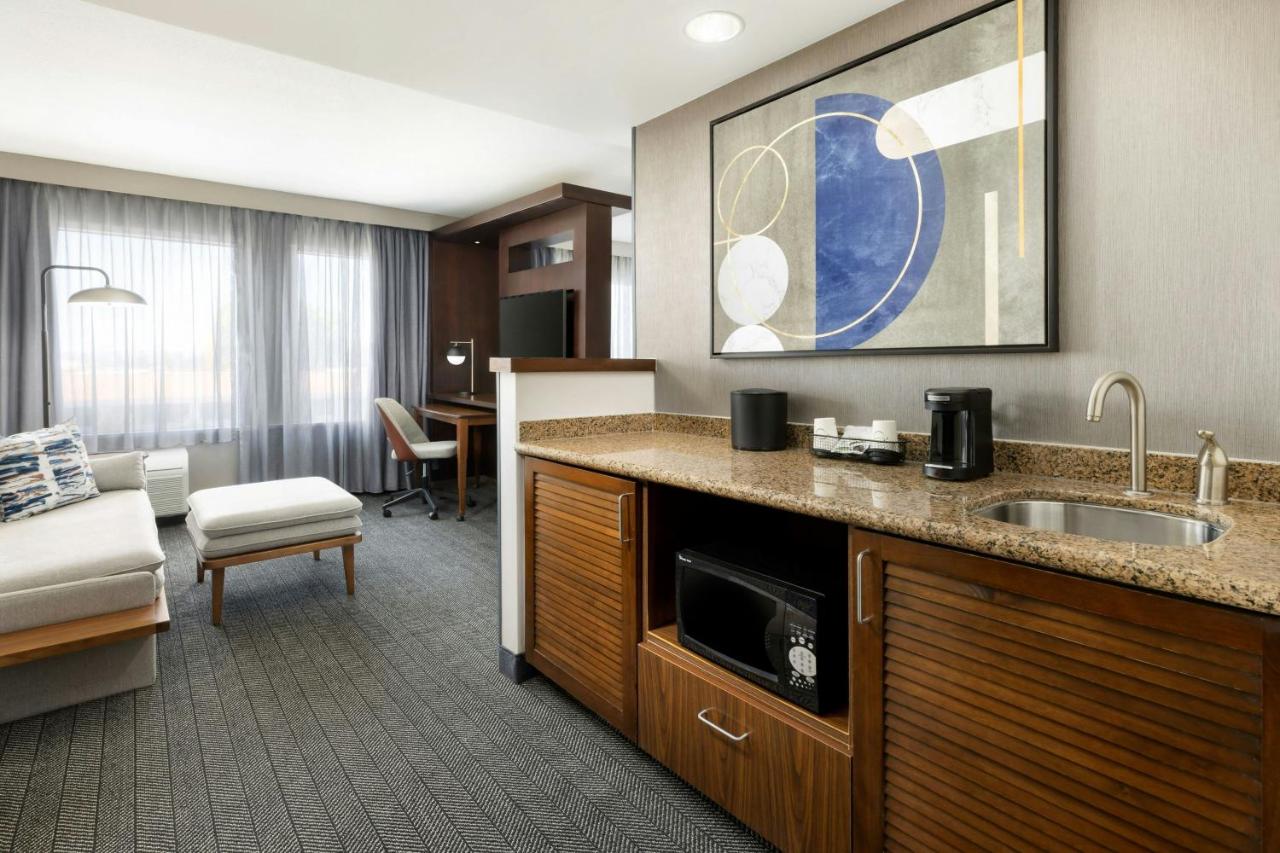 | Courtyard by Marriott Los Angeles Woodland Hills