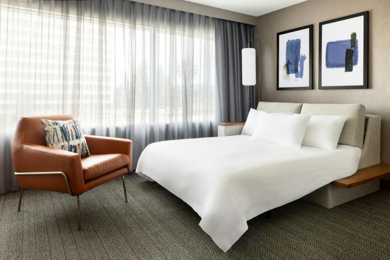 | Courtyard by Marriott Los Angeles Woodland Hills