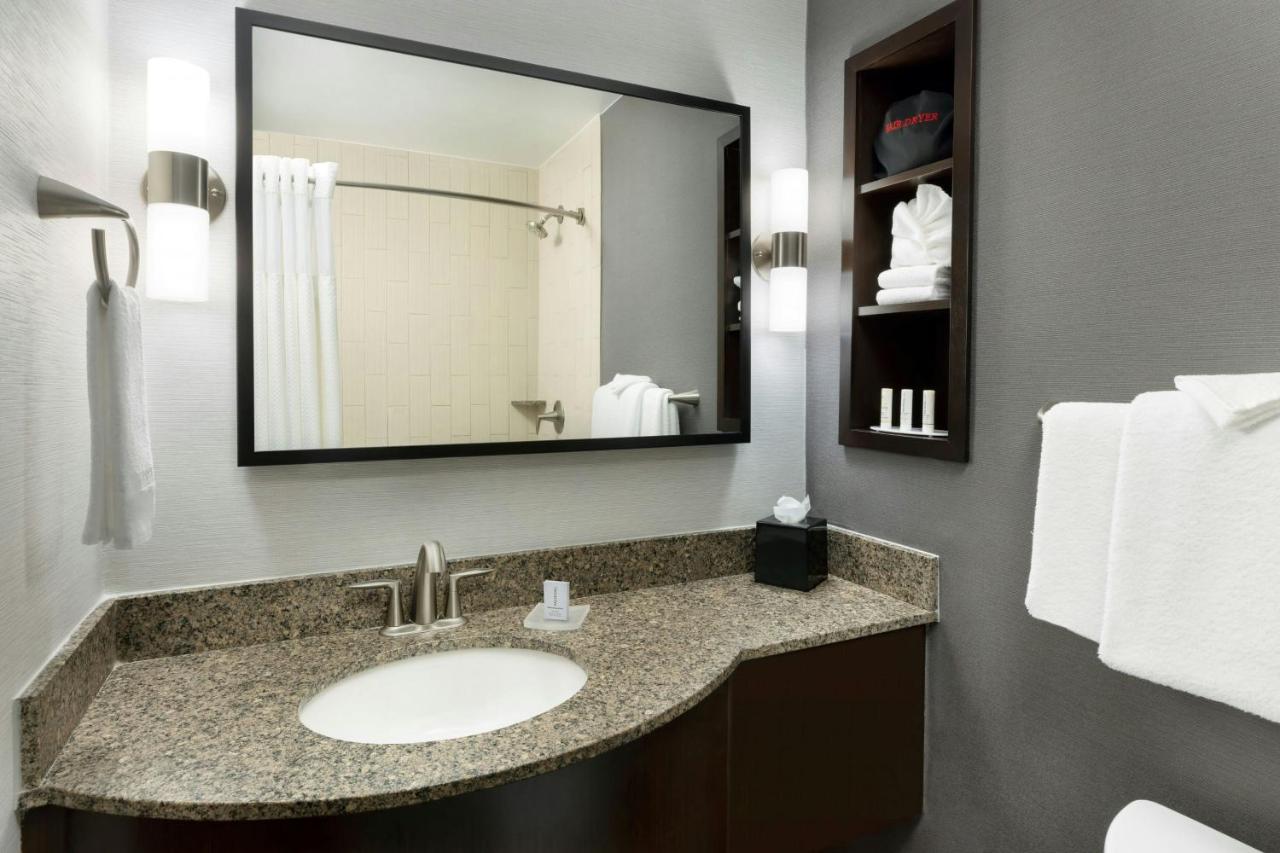 | Courtyard by Marriott Los Angeles Woodland Hills